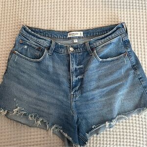 Abercrombie curve love 90’s high rise cutoff short